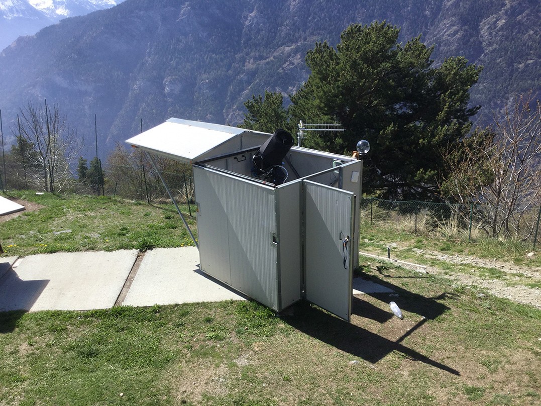 Roll-off roof shed, open, mount visible
